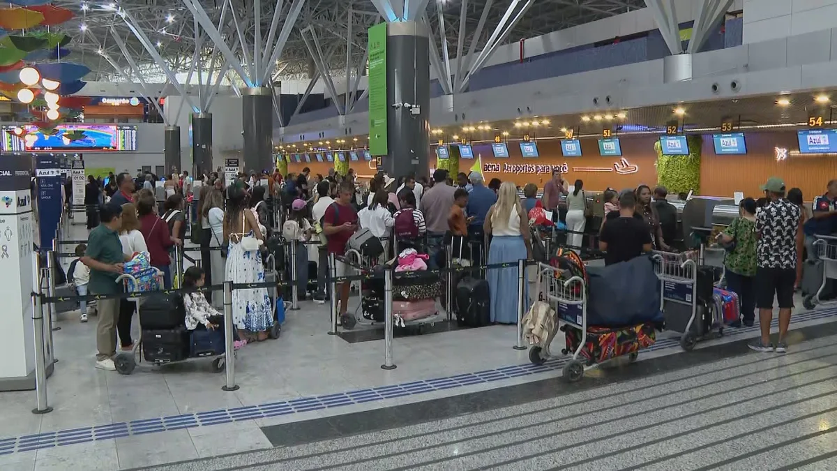 Passageiros relatam atrasos e longa espera no Aeroporto do Recife após cancelamento de voos da Azul: 'Muito transtorno'