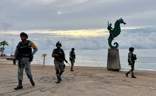 Cierran playas de Puerto Vallarta ante la proximidad del huracán Simón; se encuentran en alerta máxima