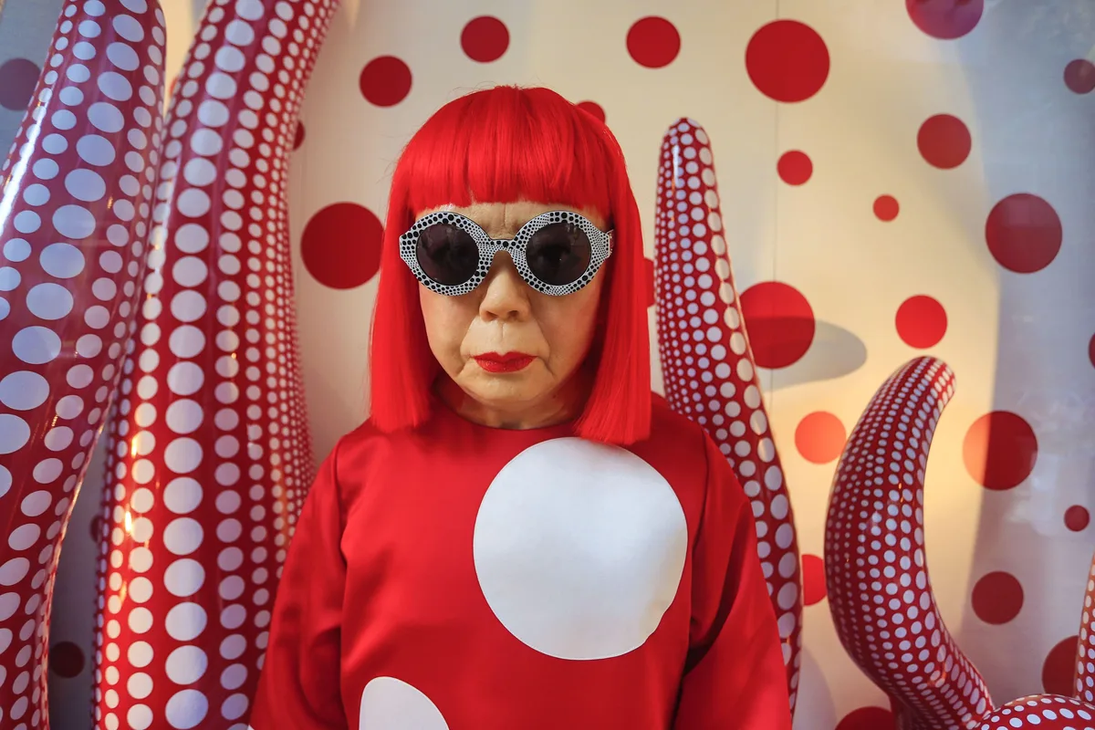 Yayoi Kusama, artista japonesa famosa por obras com bolinhas e visual ousado, morre aos 97 anos