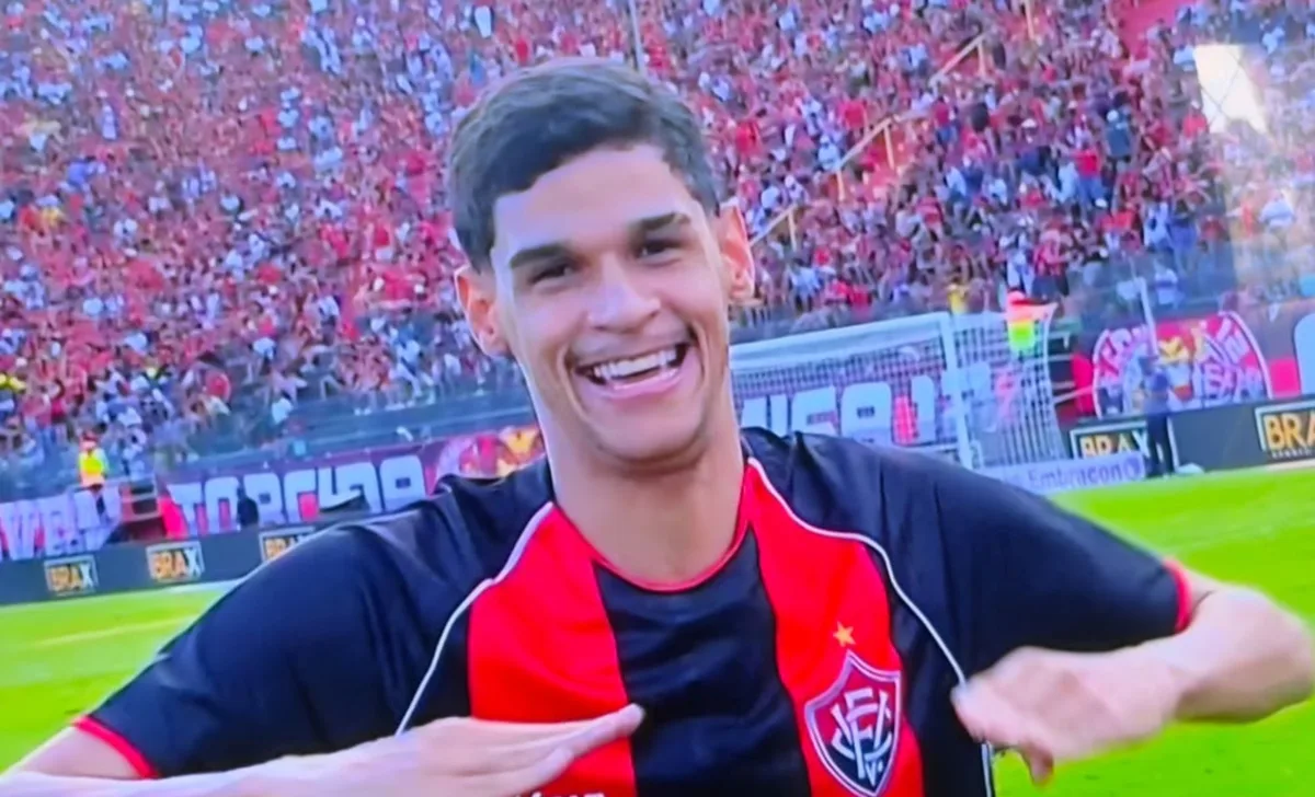 Influencer baiano Luva de Pedreiro assiste BaVi da Série A no Barradão