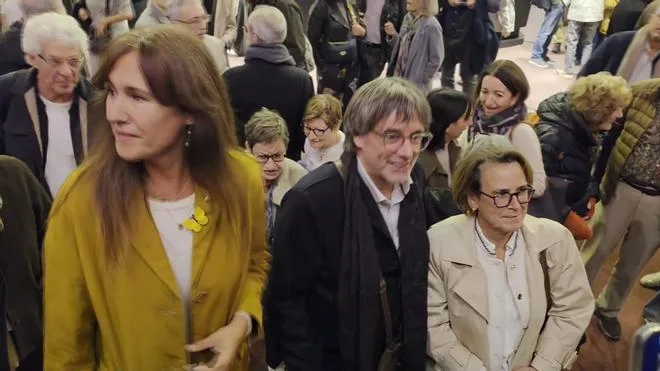 Puigdemont asiste en París al recital de 50 aniversario de Maria del Mar Bonet, que le dedicó una canción
