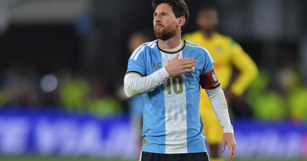 VÍDEO: juiz pede autorização a Messi para encerrar despedida pela Argentina
