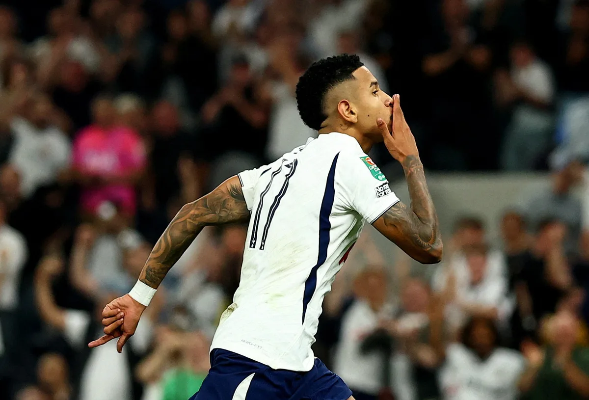 Savinho marca em sua estreia pelo Tottenham, que avança na Copa da Liga Inglesa