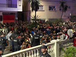 Fußmarsch zu Aufnahmezentrum: Unruhe bricht bei Verlegung Hunderter Migranten in Ceuta aus