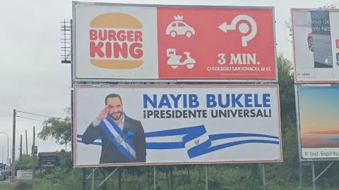 Un empresario de 71 años desata la polémica en Oviedo con cinco grandes carteles de Bukele en vallas publicitarias