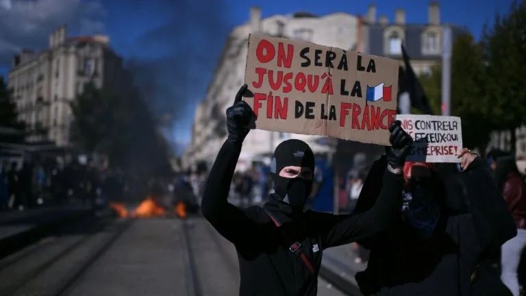 "Limite" floue ou confiscation illégale: les forces de l'ordre ont-elles le droit de saisir des pancartes de manifestants?