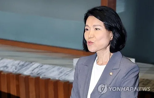 국회, 이진숙 제명촉구 결의안 與주도 가결…李 "민주당 독재"
