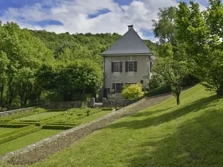 Située au cœur d’un site naturel exceptionnel, cette maison du XVIIIe siècle fut celle de Jean-Jacques Rousseau
