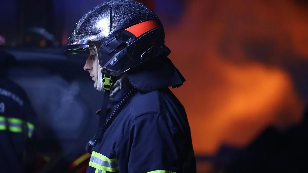 Un incendie en cours à Lüe dans les Landes avec une centaine d'hectares de forêt brûlés, la situation jugée "très défavorable"