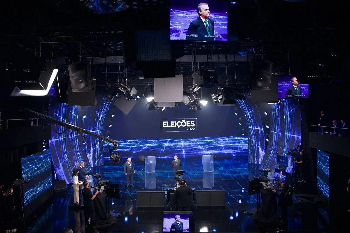 Equipes de Lula e Flávio Bolsonaro vão a reunião na Band, mesmo não confirmando presença em debate