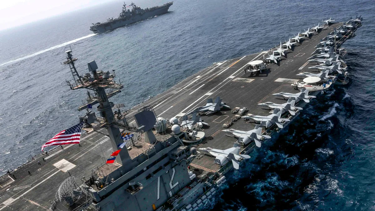 Douches moisies, eau chaude sporadique, nourriture rationnée, menaces de suicide: des élus américains inquiets de la vie sur le porte-avions Lincoln