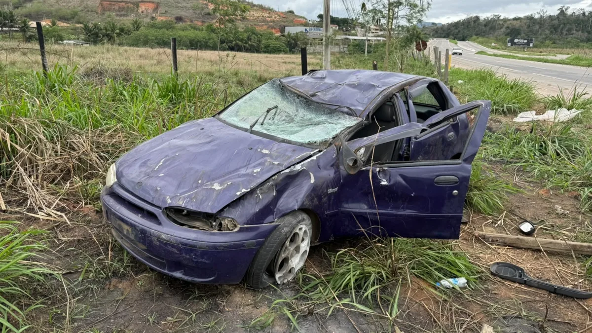 Passageiro fica gravemente ferido após carro capotar na BR 482 em Cachoeiro