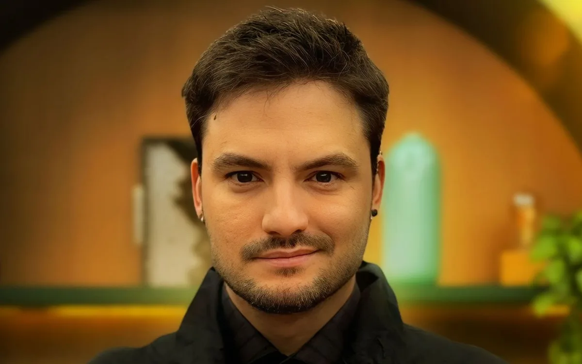 Felipe Neto leva sermão de médium após polêmica sobre Exu