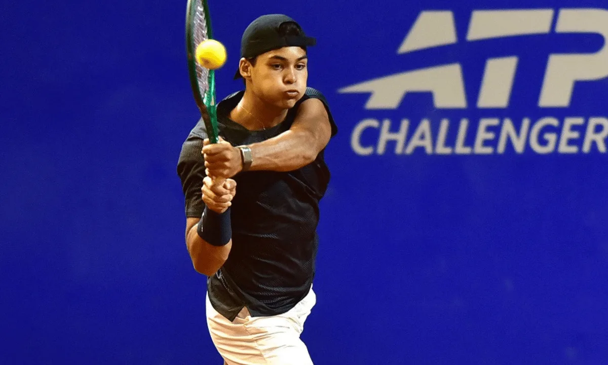 Guto Miguel cai na semifinal em Kingston, mas dá salto no ranking