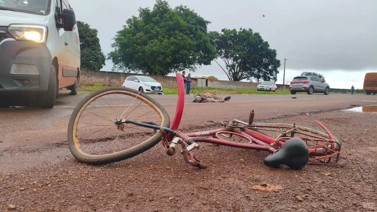 De bicicleta, homem morre atropelado por carro ao acessar anel viário