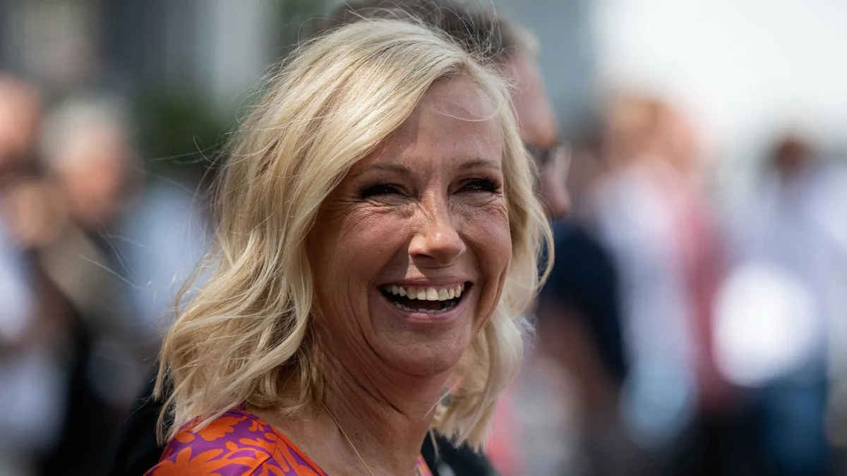 In Live-Show: „ZDF-Fernsehgarten“-Moderatorin Kiewel von Biene gestochen