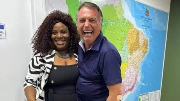 Negona do Bolsonaro diz ter sido barrada na sede do PL e expõe atitude de seguranças: “Tratada como merda” Fotos: Reprodução/ Instagram