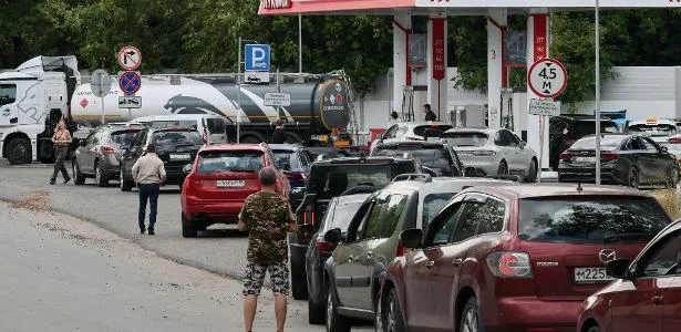 Rússia enfrenta crise de agosto: falta de combustível e desgaste na guerra