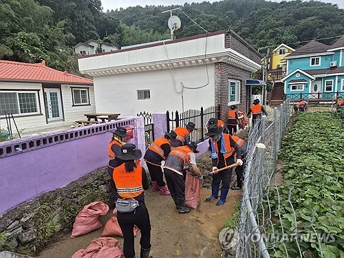전국 의용소방대원 680명, 거제·통영 극한호우 복구 지원