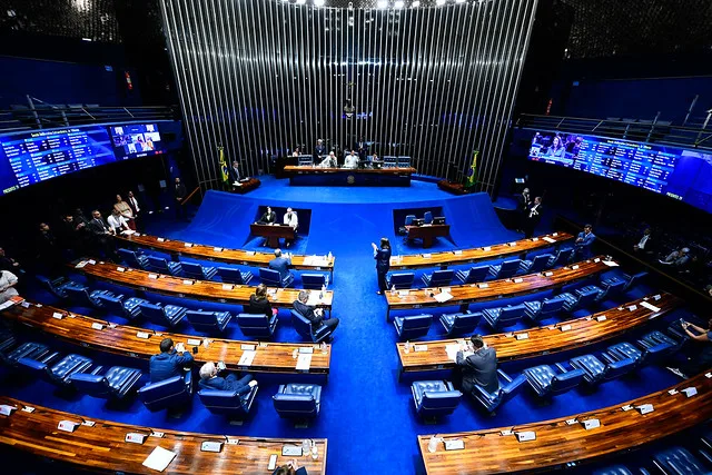 Fim da escala 6×1 avança no Senado e vai ao Plenário após aprovação na CCJ