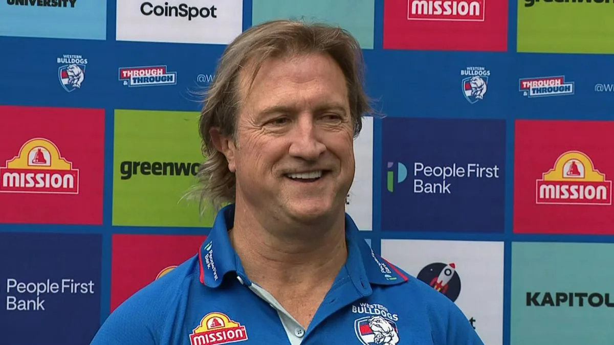 Luke Beveridge highly amused as Collingwood trains on Western Bulldogs’ home ground