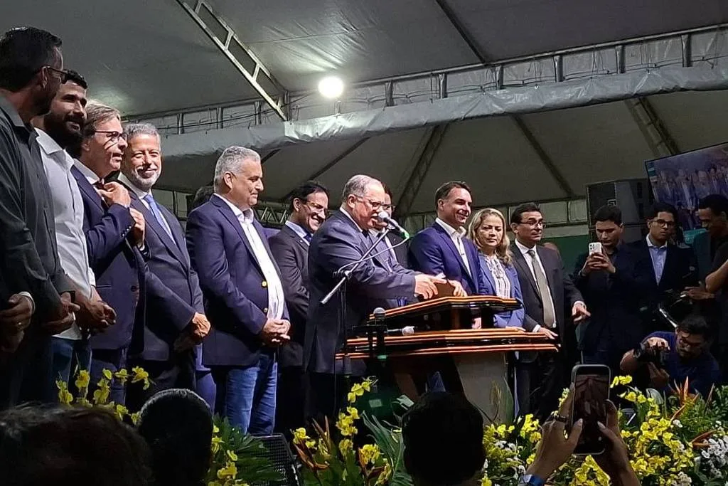 Pastor pede bênção para Flávio Bolsonaro em culto e ora por Brasil livre das 'garras de Satanás'