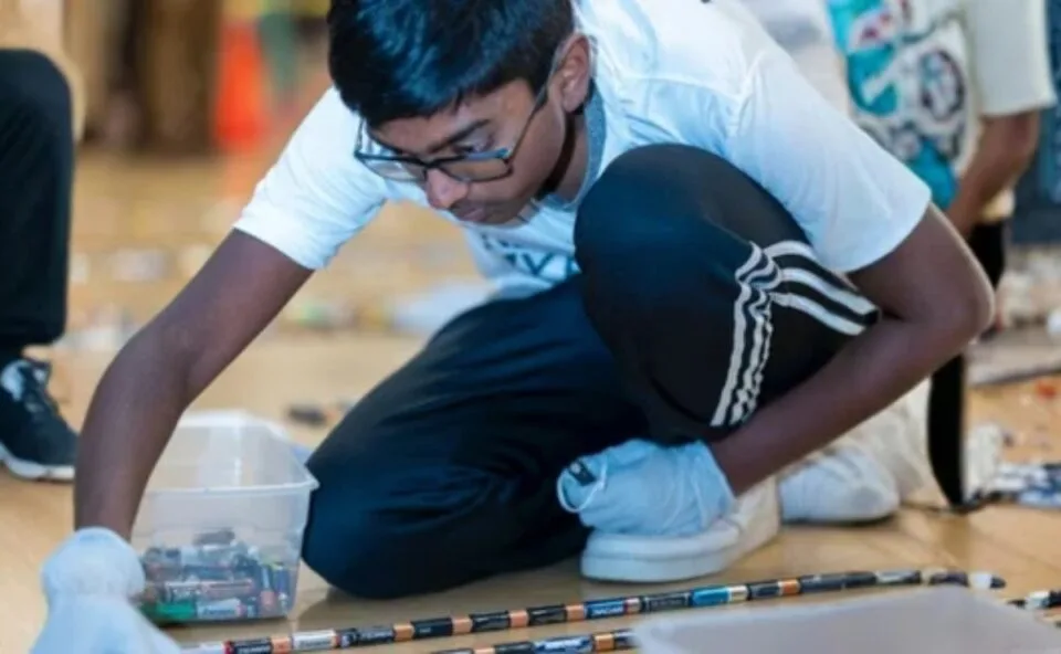 Garoto cria ONG aos 10 anos, revoluciona a reciclagem de baterias e já recolheu mais de 625 mil unidades