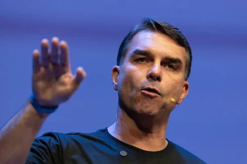 Flávio Bolsonaro rectifica y apoya reducción de jornada laboral en Brasil; "es necesario respaldar un cambio", dice