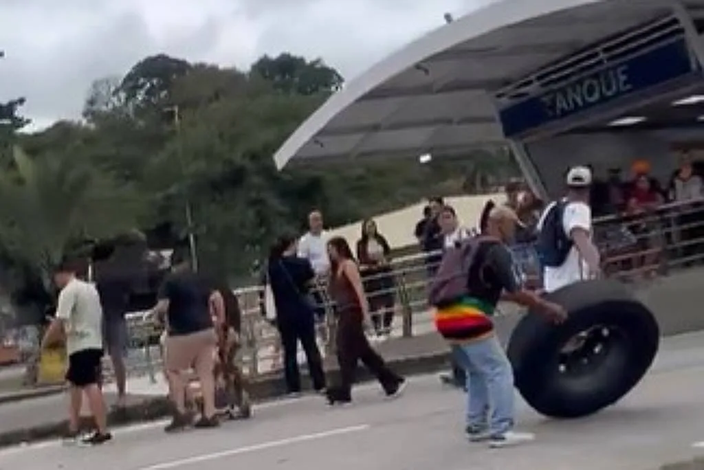 Mulher morre após ser atingida por roda que se soltou de ônibus do BRT, no Rio