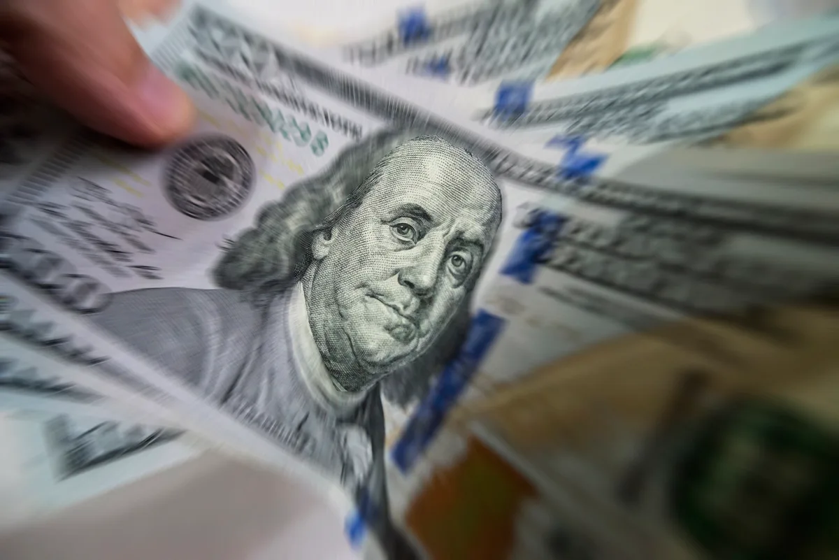Dólar sobe e chega a R$ 5,11, com impasse na guerra no Oriente Médio; Ibovespa fecha em queda