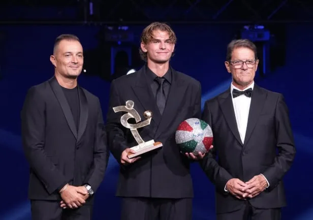 Nico Paz fue elegido como el mejor jugador joven de la Serie A en la última temporada