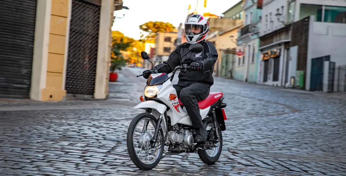 Pouco peso, câmbio simples e motor pequeno fazem desta moto uma ferramenta para quem só precisa sair de casa gastando pouco