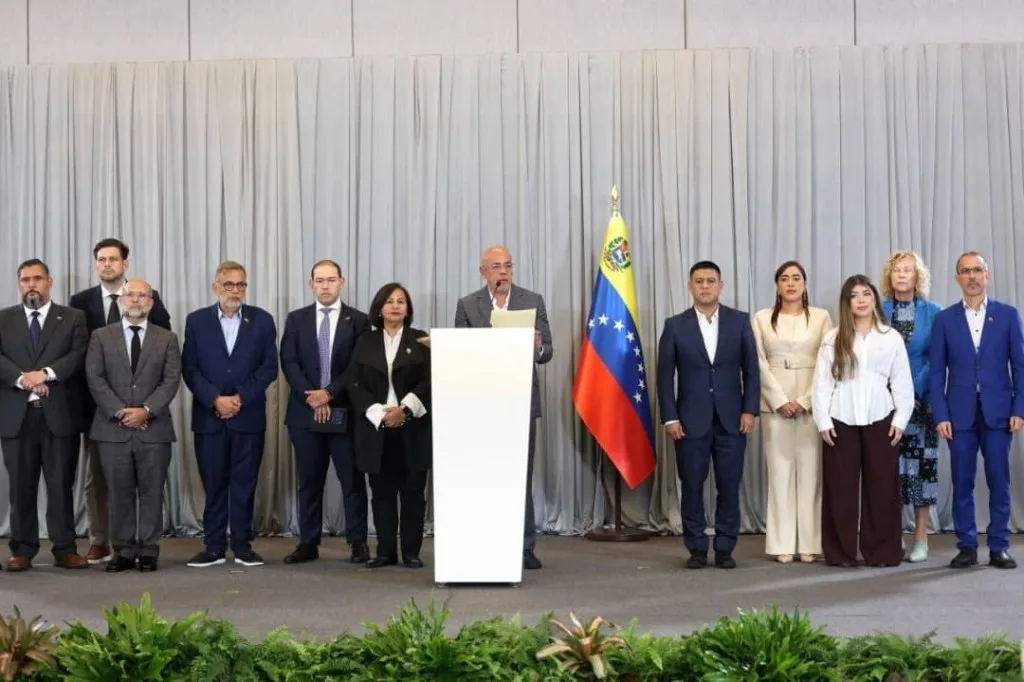 Primeros acuerdos de la mesa se aproximan a la ruta democrática, dicen politólogos