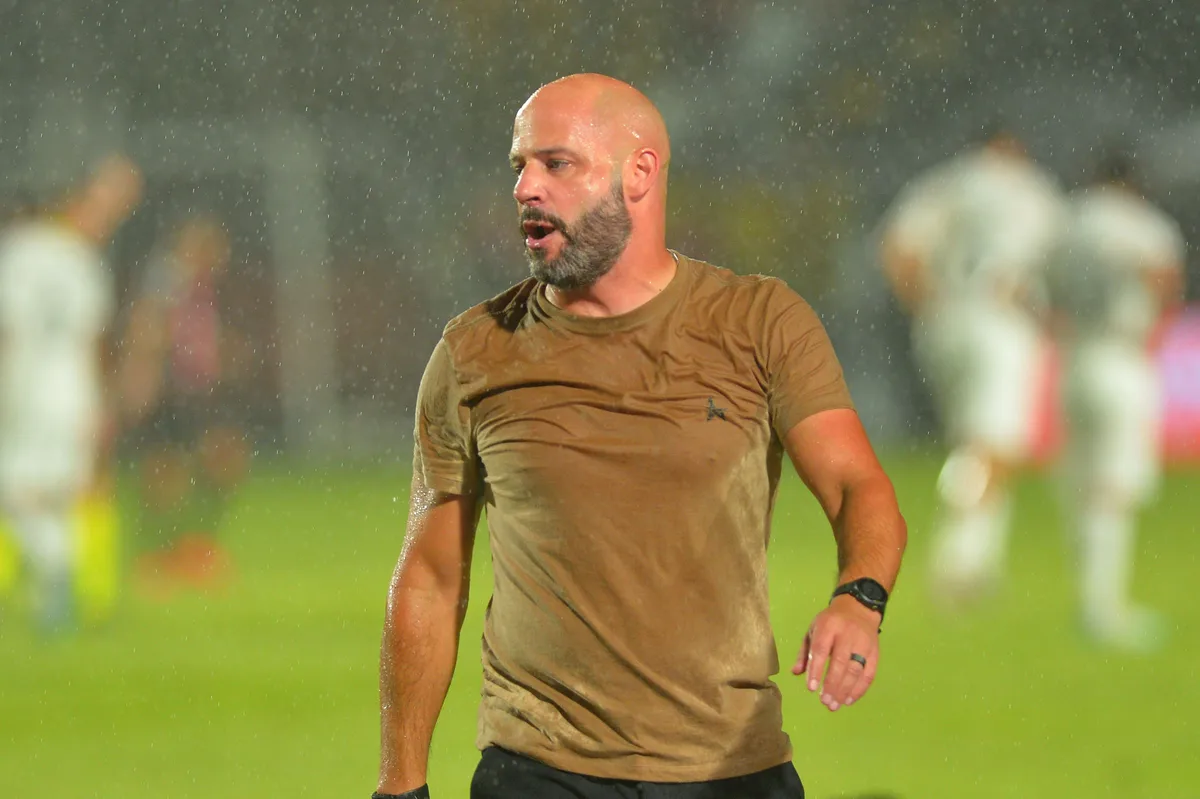 Franclim deixa pressão de lado e reclama de arbitragem após derrota do Botafogo: "Escândalo"