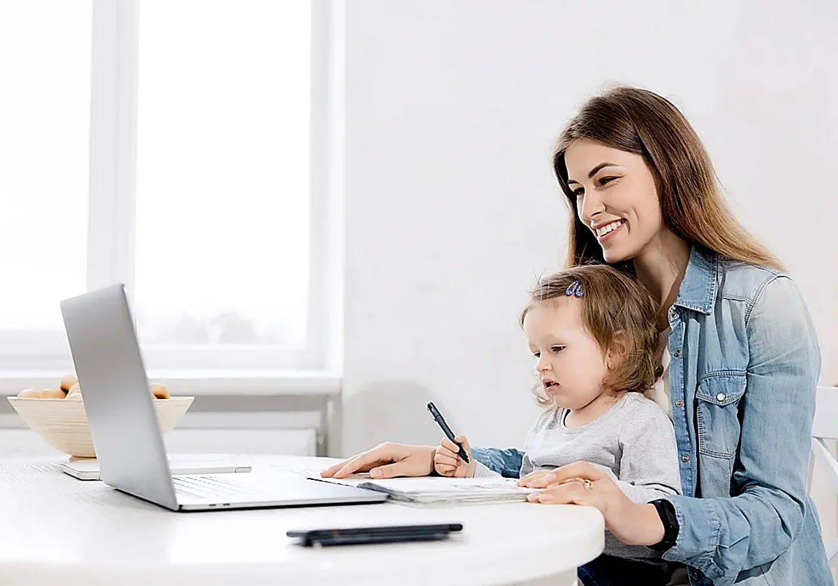 Ayuda de 100 euros para madres: cómo solicitarla si eres autónoma, trabajadora o estás en paro