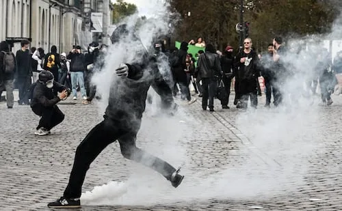 Reportan más de 800 detenidos por disturbios en Francia; policía parisina anuncia "cifra récord"