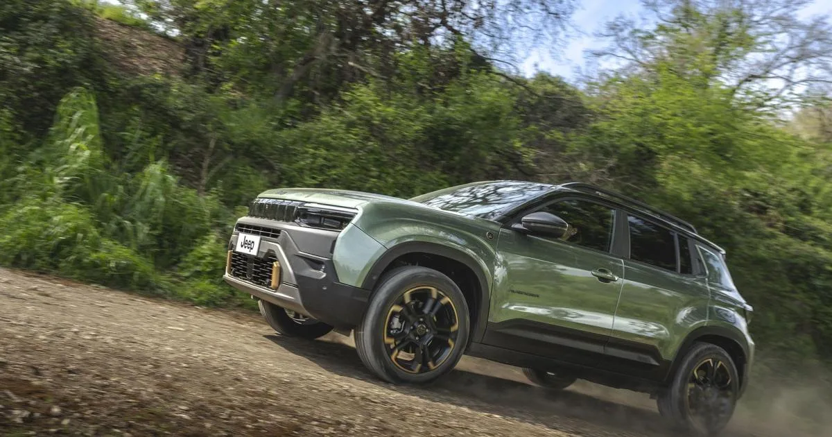 Probamos el nuevo Jeep Avenger fuera del asfalto: un SUV de apenas 4 metros que no teme ensuciarse