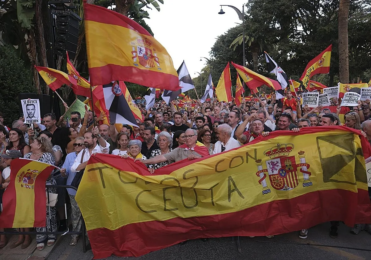 Miles de malagueños se solidarizan con el pueblo ceutí y lanzan un mensaje de apoyo a pie de calle