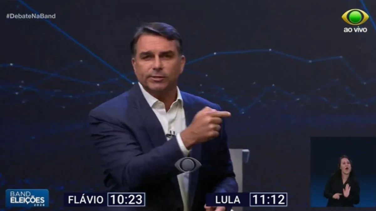 Flávio promete comprar dívidas de brasileiros e suspender cobranças por seis meses
