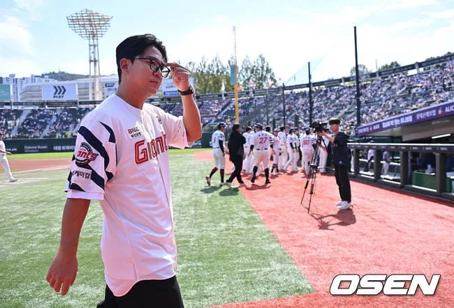 [사진] 은퇴식 마친 김민성, 사직야구장과 아쉬운 이별