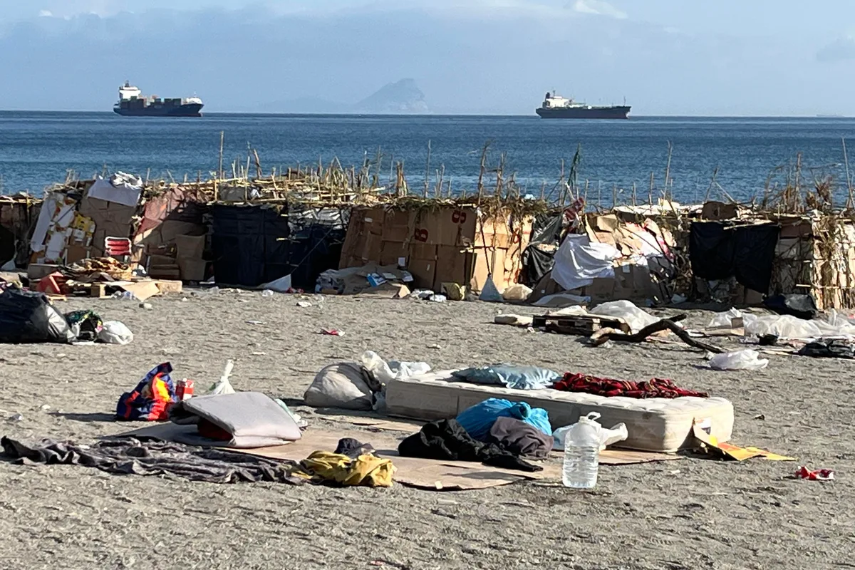 Vuelven a desalojar a más de mil migrantes de la playa en la ciudad de Ceuta