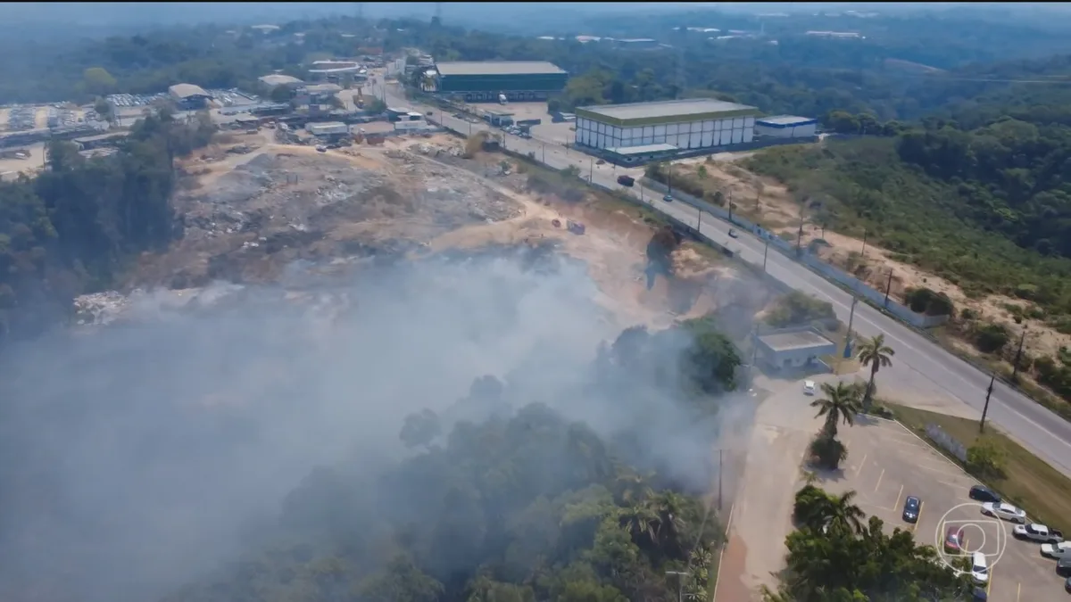 Nuvem de fumaça provocada por incêndios volta a cobrir a capital do Amazonas