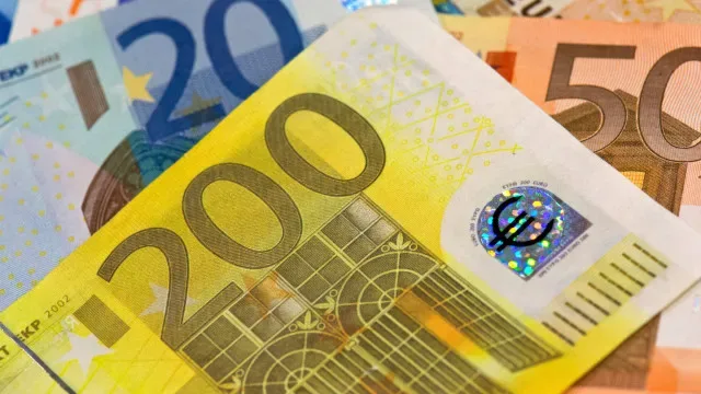Euro ultrapassa 1,17 dólares e atinge máximo de três meses