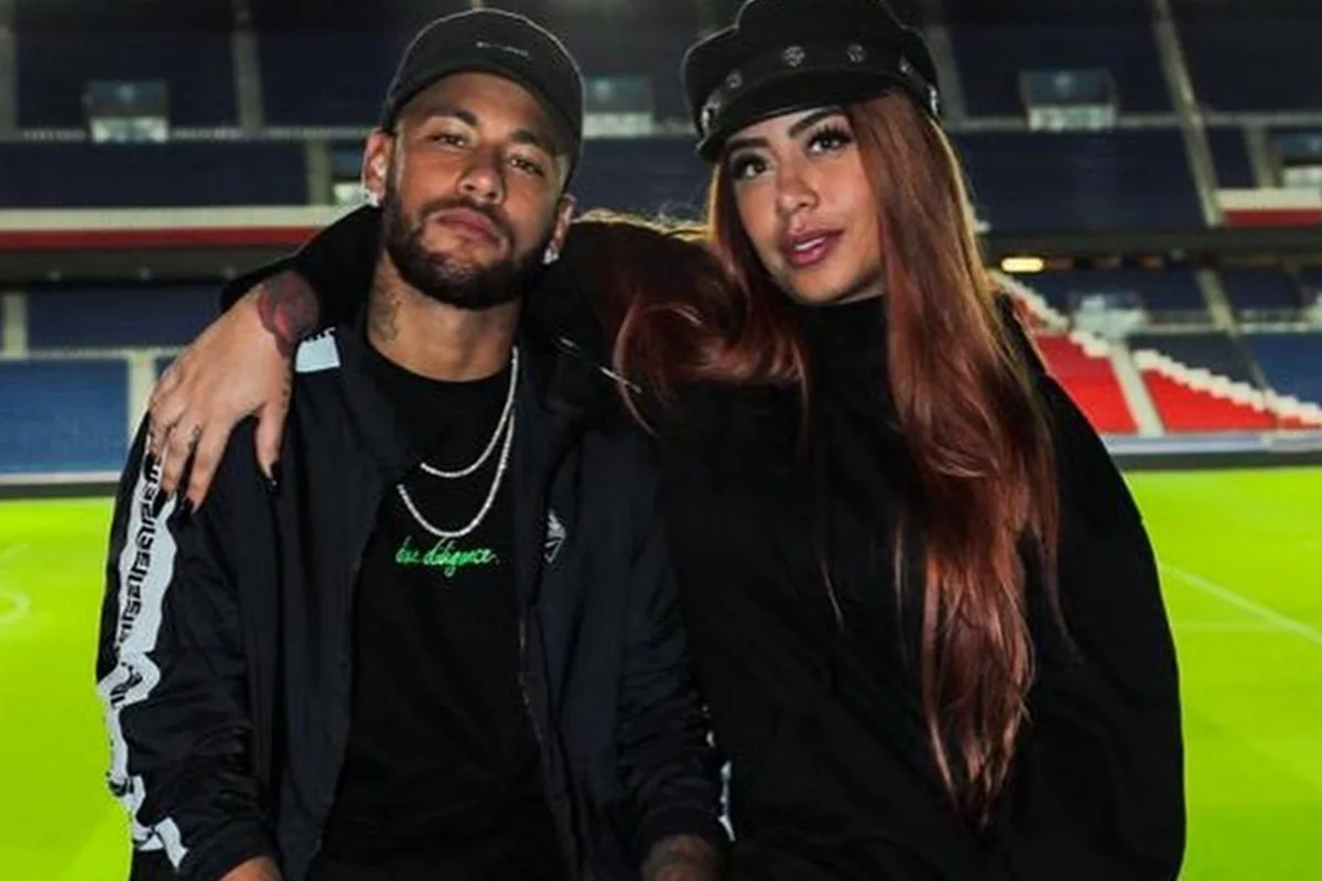 Irmã de Neymar é xingada por torcida e se envolve em treta em estádio