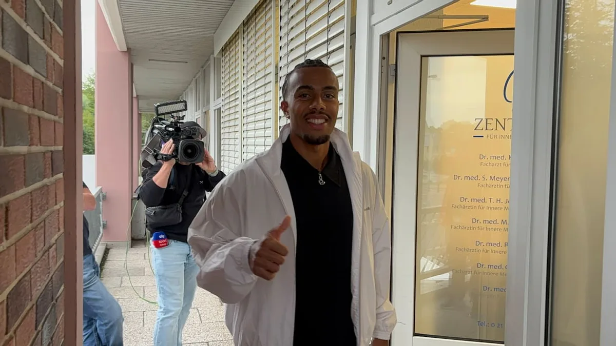 BILD erwischte ihn um 8.05 Uhr - Hier legt WM-Star Doué in Leverkusen los!