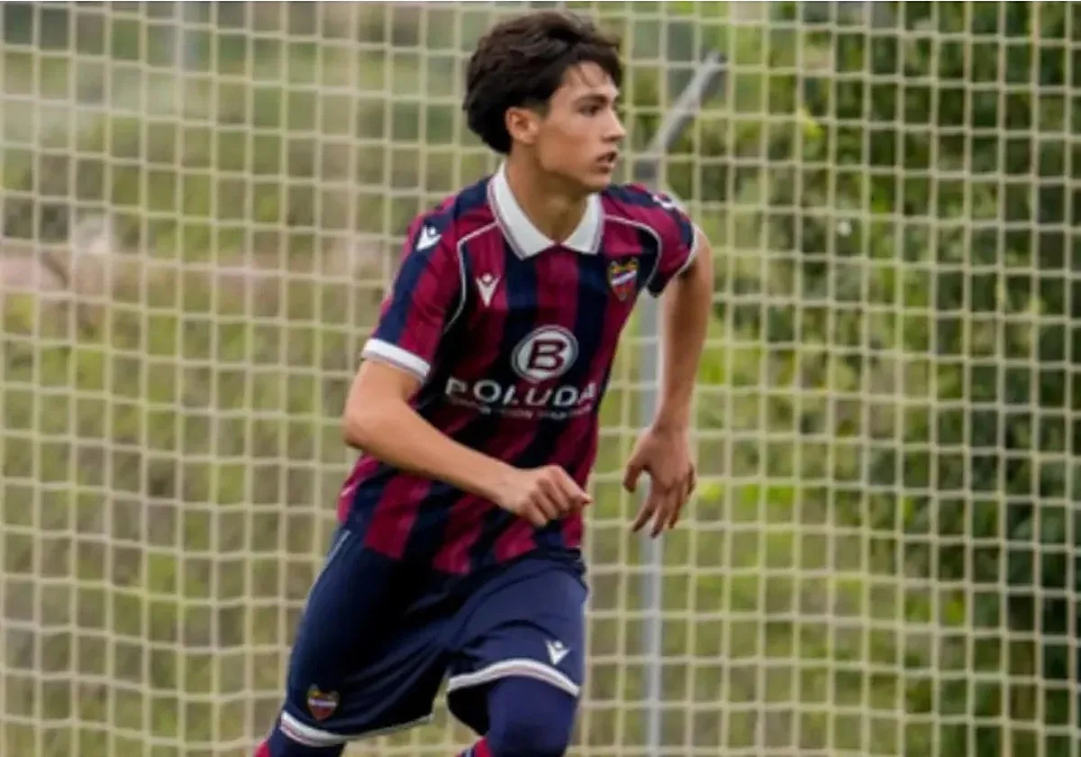 El técnico del Levante mete en la preparación del choque con el Sevilla FC a un canterano de 14 años