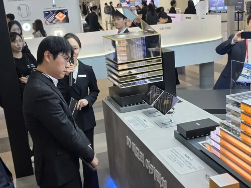 삼성 반도체 부스 찾은 하정우 부위원장 "AI반도체 로드맵 확인"(종합)