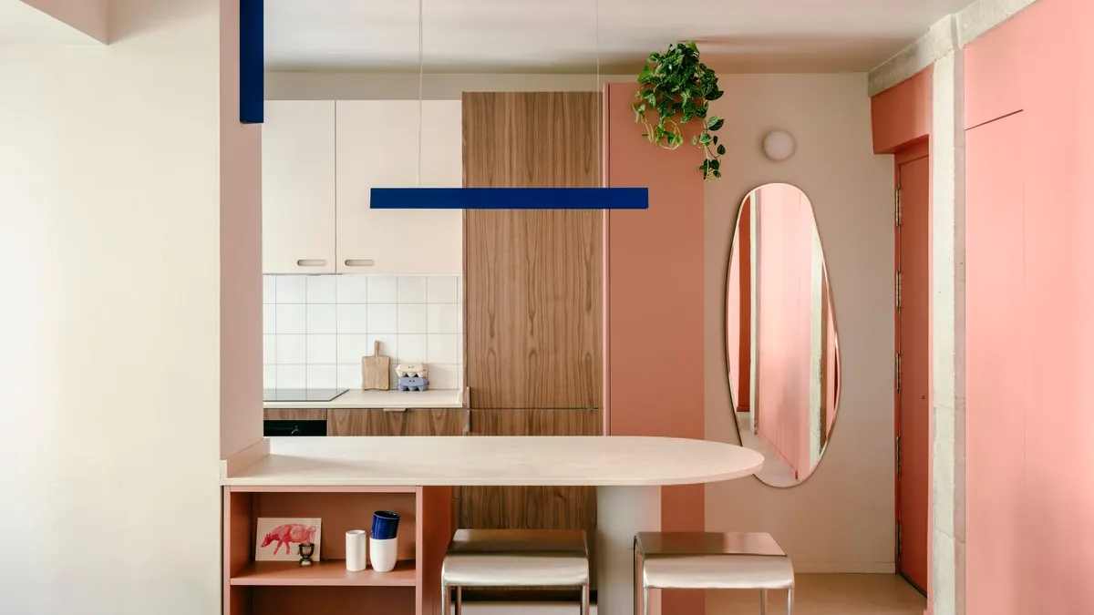 Antes y después: un piso antiguo de 48 m² en Madrid convertido en un apartamento abierto y lleno de color