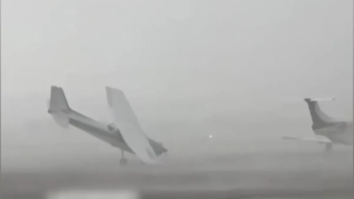 Unwetter in Italien: Heftige Windböen schleudern Flugzeuge aufs Rollfeld