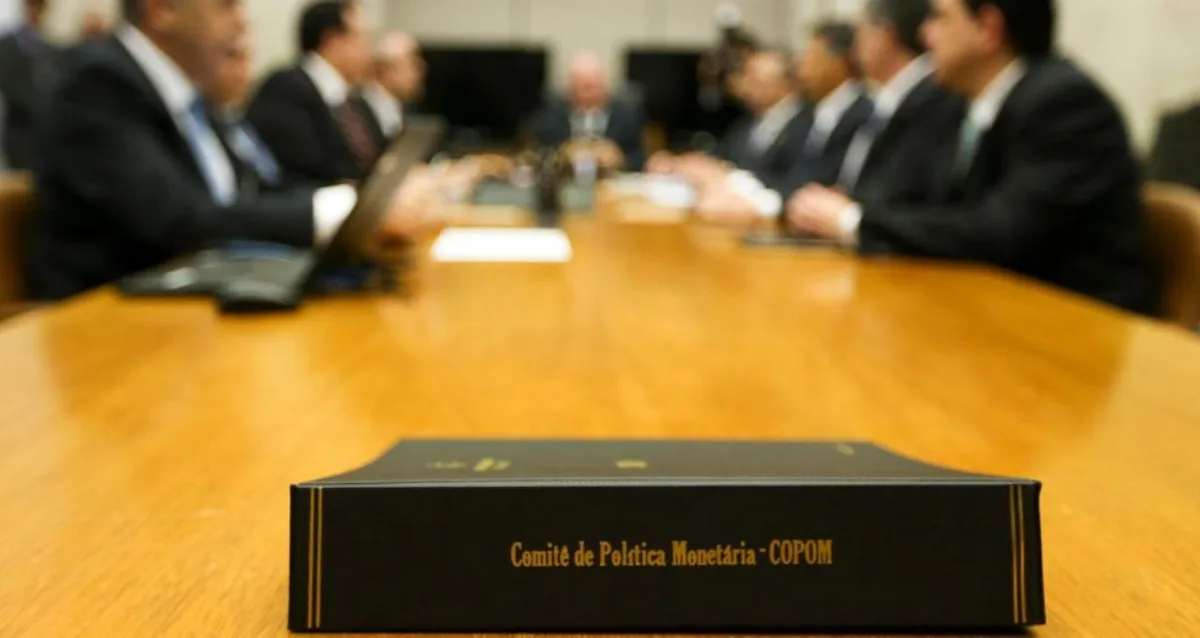 O que mudou no comunicado do Copom que reduziu a Selic para 13,75%? Veja a comparação